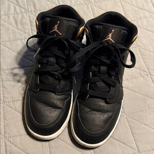 JORDAN KIDS YOUTH AIR JORDAN 1 MID (GS) - BLACK/WHITE/METALLIC GOLD - SIZE 5Y